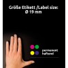 A képen egy fekete háttér előtt látható kéz ujjaival, valamint egy szöveg, amely a következőt olvasható: 'Größe Etikett / Címke méret: Ø 19 mm', és négy színes kör, amelyek címkéket jelölnek: zöld, rózsaszín, sárga és lila, a 'permanent haftend' megjegyzéssel.