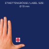A képen egy kéz látható, amelyen egy 19 mm-es címkeméret van feltüntetve, mellette pedig egy szomorú hangulatjel. A háttér kék.