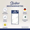A kép egy csomag dekoratív matricát mutat be, kiemelve jellemzőiket, mint például hogy könnyen írhatóak, eltávolíthatóak és fenntartható papírból készültek. Megjegyzi továbbá az arany hatást, és hogy a termék Németországban készült.