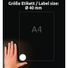 A képen a bal oldalon egy kéz látható A4-es papírlap mellett. A papíron a címke mérete Ø 40 mm-ként van feltüntetve, felette a szöveg 'Größe Etikett / Label size:' felirattal. A háttér fekete.