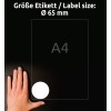 A képen egy kéz látható, amely egy A4-es papír mellett helyezkedik el, és egy fehér kör egy 65 mm átmérőjű címke méretét jelzi, mindez sötét háttér előtt.