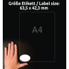 A kép egy címkét tartó kezet ábrázol, amely a méretét jelzi, ami 63,5 x 42,3 mm, a 'A4' szöveg, és más, a címke méretével kapcsolatos részletek mellett.