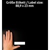 A kép egy fekete háttér előtt egy kezet ábrázol, egy üres címke mellett. A címke méretei 88,9 x 23 mm.