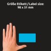 A képen egy kéz látható egy kék címke mellett, fekete háttéren. A címke méretei, 98 x 51 mm, német nyelven vannak feltüntetve.