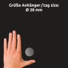 Egy kép, amelyen egy kéz látható egy kerek címkével vagy medállal mellette. A szöveg jelzi, hogy a címke mérete Ø 38 mm, fekete háttér előtt van elhelyezve.