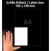 A kép egy kéz és egy papírdarab mellett található, német nyelven feliratozott méretekkel: 'Größe Etikett / Címke mérete: 105 x 148 mm' és 'A4'. A háttér fekete.