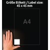 A kép egy kezet mutat egy fekete felületen egy 45 x 45 mm-es címke mellett, a háttérben pedig egy A4-es papírméret látható.