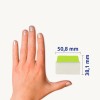A képen egy manikűrözött körmökkel rendelkező kéz látható, egy fehér tárgy mellett, amelynek zöld teteje van, valamint a méretei 50,8 mm és 38,1 mm.