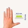 A képen egy emberi kéz látható manikűrrel, amely egy kis tárgy mellé van téve, amelynek méretei a következők: 63,5 mm szélesség és 25,4 mm magasság.