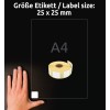 A kép egy kéz mellett egy címkegyűrűt ábrázol. A címke mérete 25 x 25 mm, A4-es méretű referenciával együtt van feltüntetve.