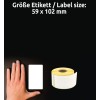 A képen egy kéz látható, amely egy üres címkét tart egy címketekercs mellett. A címke mérete, 59 x 102 mm, fehér szöveggel van feltüntetve egy sötét háttéren.