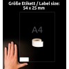 A kép egy kéz mutat, amely egy A4-es méretű, 54 x 25 mm-es címkelap mellett van. Egy fehér címkeszalag tekercs helyezkedik el a közelében sötét háttér előtt.