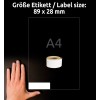 A kép egy kéz látható egy címkecsík mellett sötét háttér előtt, a szöveg a címke méretét (89 x 28 mm) és az A4-es papírméretet jelzi.