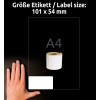 A képen egy kéz látható egy címketekercs mellett, a felirat megadja a címke méretét: 101 x 54 mm, és egy A4 méretű lap körvonala van a háttérben.