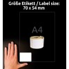 A képen egy kéz látható üres címkékből álló tekercs mellett, amelynek mérete 70 x 54 mm. A háttér fekete, és a szöveg a következő: 'Größe Etikett / Label size: 70 x 54 mm' és 'A4'.