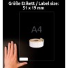 Egy kép egy kézről a címkék tekercse mellett fekete háttér előtt, amelyen a címke mérete (51 x 19 mm) és utalás az A4-es papírméretre szerepel.