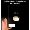 A kép egy címkékből álló tekercset ábrázol egy kéz mellett méret összehasonlítás céljából. A címke mérete 89 x 36 mm, és a háttérben A4-es méretre utalás látható.