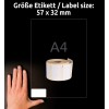 A képen egy címkékből álló tekercs látható, mellette egy kéz méretösszehasonlítás céljából. A címkék mérete 57 x 32 mm, és egy A4-es méretű papíralapon jelennek meg. A szöveg német és angol nyelvű.