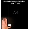 A kép egy 38 x 21 mm méretű címkét vagy címkét tartó kezet ábrázol, amelyen az „A4” felirat látható, sötét háttér előtt.