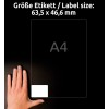 A kép egy kéz mellett egy átlátszó címkét mutat, amelynek méretei 63,5 x 46,6 mm-esek A4 méretű címkékhez, sötét háttér előtt sziluettel.