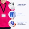 A képen egy személy látható, aki rózsaszín pólót visel, nyakában pedig egy névkitűző-tartó van. A kép kiemeli a kitűzőtartókat, betéteket és a tervezési lehetőségeket az egyedi kitűzők készítéséhez.