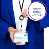 A képen egy kék öltönyt viselő személy látható, aki egy névkártyát tartalmazó igazolványtartót tart. Az igazolvány egy visszahúzható orsóra van erősítve, amelyen az 'Avery' felirat van, a jobb felső sarokban pedig egy kör alakú grafikában a 'Ideális igazolványtartókhoz' szöveg olvasható.