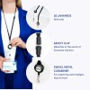 A képen egy nyakpántkészlet, egy biztonsági csat és egy forgó fém karabiner látható névjegykártyák és kulcsok rögzítésére, egy névjegykártyát tartó személy mellett.
