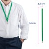 A kép egy személyt ábrázol, aki zöld nyakba akasztót visel. A nyakba akasztón van egy csipesz, és 44 cm hosszú, valamint 1,5 cm széles. Az illető fehér inget és sötétkék nadrágot visel.