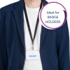 A képen egy sötét zakót viselő személy látható fehér póló felett, vállpánton névtáblát viselve. A táblán a 'Melvin Dopper' név és a 'Tervező' megnevezés szerepel. Van rajta egy grafika is, amelyen az áll, hogy 'Ideális NÉVTARTÓKHOZ'.