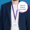 A képen egy személy látható, aki tengerészkék blézert és fehér pólót visel. A nyakában egy jelvénytartó lóg, amelyen a 'Melvin Dopper' név és a 'Tervező' cím szerepel, amit egy lila nyakpánttal rögzítettek. A háttér kék, és van rajta egy grafika a következő felirattal: 'Ideális JELVÉNYTARTÓK számára.'
