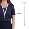 A képen egy sötét inget viselő személy látható, akinek a nyaka körül egy fehér nyakpánt van. A nyakpánt méretei a következők: 44 cm hosszú és 1,5 cm széles, a végén pedig egy csipesszel rendelkezik.