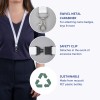 A képen egy forgó fém karabinerrel és biztonsági klipsszel ellátott nyakpánt látható, amely névjegyek és kulcsok rögzítésére szolgál. Emellett fenntarthatónak is van jelölve, mivel újrahasznosított PET műanyag palackokból készült.