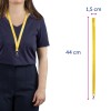 A képen egy sötétkék pólót viselő személy látható, aki nyakában sárga nyakpántot hord. A nyakpánt méreteire vonatkozó részletek: 44 cm hosszú és 1,5 cm széles.