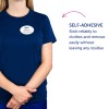 A képen egy tengerészkék inget viselő személy látható, akinek a névtábláján az áll: „B. Carlos, Marketing igazgató”. Mellette olyan szöveg található, amely egy öntapadó jellemzőről ír, amely a ruházathoz tapad és könnyen eltávolítható anélkül, hogy nyomot hagyna.