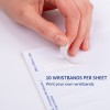Egy kép, amelyen egy kéz lehúz egy karszalagot egy lapról, amely tíz karszalagot tartalmaz. A lapon információk találhatók a saját karszalagjaid nyomtatásáról.