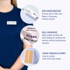 A kép Avery névkitűzőket mutat be, a termék részleteivel, beleértve a mennyiséget, méreteket, anyagot és az öntapadó tulajdonságokat, valamint egy példakitűzőt, amelyet egy személy visel.