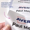 A kép kiváló minőségű acetát selyem címkéket mutat be, amelyek szorosan illeszkednek a ruházathoz, rajta az Avery márkanévvel és Paul Meyer névvel.