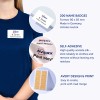 A képen Avery névkitűzők láthatók, amelyek részletezett információkat tartalmaznak, például a mennyiséget, az öntapadós jellemzőt, valamint a tervezés és nyomtatás könnyűségét. Egy női alak visel névkitűzőt, és névkitűző mintatervek is láthatók.