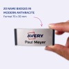 A képen egy kéz látható, amely egy 'Avery' feliratú névtáblát tart 'Paul Meyer' névvel. Ez egy 20 darabos készlet része, modern antracit színben, mérete 70 x 30 mm.
