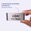 A képen egy névkártyát tartó személy látható, amelyen 'Avery Paul Meyer' felirat olvasható, és öt névkártyát emel ki modern antracit színben, 70 x 30 mm méretben.