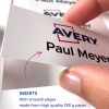 A kép egy kézben tartott nyomtatott betétet ábrázol 'Paul Meyer' szöveggel és az AVERY logóval, amely kiemeli a betétek magas minőségű papírból készült, sima szélekkel rendelkező részleteit.