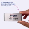 A képen 10 névkitűző látható rozsdamentes acél kidolgozásban, amelyeken az 'Avery' logó és a 'Paul Meyer' név szerepel. A kitűzőket egy személy kezében tartják.