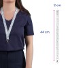 A képen egy személy látható, aki virágmintás nyakpántot visel a nyakában. A nyakpánt 44 cm hosszú és 2 cm széles, és olyan tárgyak, mint például kulcsok vagy jelvények tartására lett tervezve.