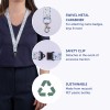 A kép egy virágmintás nyakpántot mutat, kiemelt tulajdonságokkal, például egy forgó fém karabinerrel, egy biztonsági klipsszel, és információval arról, hogy újrahasznosított PET műanyag palackokból készült.