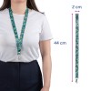Egy nő képe, aki mintás nyakpántot visel a nyakában. A nyakpánt virágmintás, 44 cm hosszú és 2 cm széles.