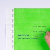 A kép zöld írható címkéket mutat, amelyeket tartós filctollakkal való használatra terveztek. Helyet biztosítanak a kézzel írt szövegnek, és hullámos mintájú szegéllyel rendelkeznek.