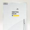 A képen egy ajtó látható, rajta egy tábla felirattal: 'MEETING RAUM III', mellette egy sárga csík és az 'Avery Zweckform' logó.