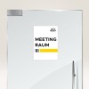 A képen egy ajtótábla látható, amely egy 'MEETING RAUM III' feliratú tárgyalótermet jelöl, alatta sárga csíkkal. A tábla modern, elegáns dizájnt mutat.