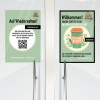 A képen két tábla látható egy ajtón. A bal oldali tábla németül búcsúzik és visszajelzést kér egy QR-kódon keresztül. A jobb oldali tábla üdvözli a vásárlókat, egy kávé elvitelre ajánlattal, 30 cent kedvezménnyel, és megemlíti, hogy hetente új akciók vannak péksüteményekre.