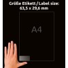 A képen egy kéz látható egy 63,5 x 29,6 mm méretet jelző átlátszó címke mellett, A4-es referenciával. A háttér fekete.